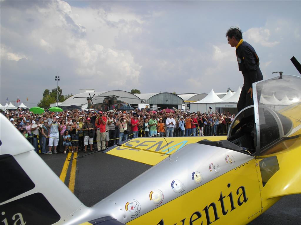 Ramón Alonso se dio un baño de multitudes y enseñó su sala de trofeos pintada en la cola de su avión 